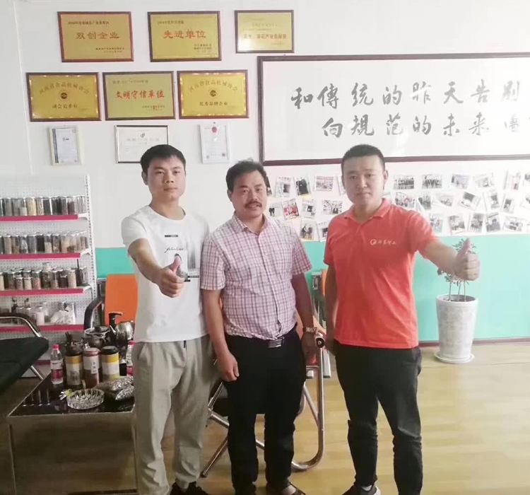 8月26日，浙江客戶來許昌智工試機(jī)后現(xiàn)場訂購全套六米電磁流水線炒貨設(shè)備