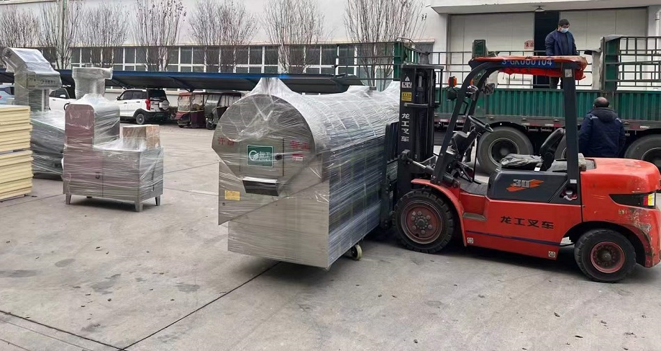 客戶訂購的四米電磁流水線炒貨機(jī)裝車發(fā)貨 客戶訂購的四米電磁流水線炒貨機(jī)裝車發(fā)貨