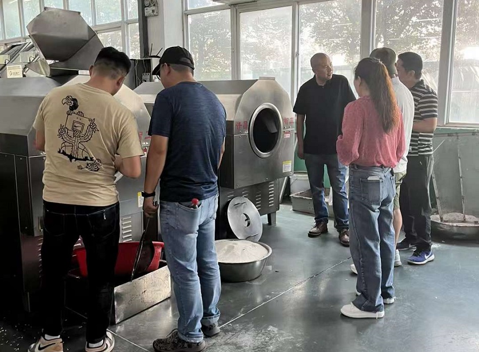江蘇知名炒貨連鎖店來廠試機(jī)并訂購60斤電磁炒瓜子機(jī) 江蘇知名炒貨連鎖店來廠試機(jī)并訂購60斤電磁炒瓜子機(jī)