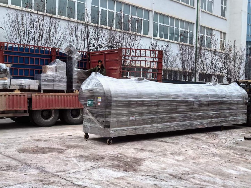 廣西客戶訂購的八米電磁流水線炒腰果設(shè)備裝車發(fā)貨 廣西客戶訂購的八米電磁流水線炒腰果設(shè)備裝車發(fā)貨