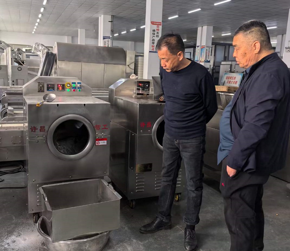 客戶來廠試機許昌智工小型電磁炒貨機炒制黑豆 客戶來廠試機許昌智工小型電磁炒貨機炒制黑豆