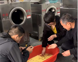 浙江客戶(hù)來(lái)廠試機(jī)炒貨機(jī)炒制姜棗茶，效果很滿(mǎn)意，現(xiàn)場(chǎng)簽單電磁炒貨機(jī)一臺(tái)！